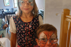 Foto-Kinder-geschminkt-und-mit-Brille