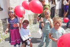 Kinder-mit-Luftballons
