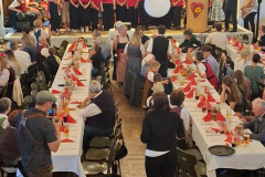 Mitarbeiter-mit-Festgesellschaft