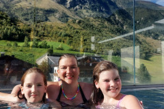 Familie-beim-Baden