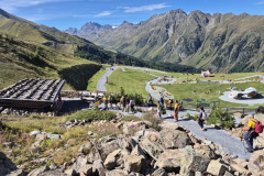 Familien-auf-dem-Weg-zum-Spielplatz-mit-Bergkulisse-20250903_110515