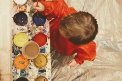 Kind-mit-Farbtoepfen-IMG_20250903_1643362