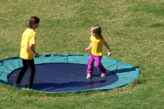 Kinder-beim-Trampolin-springen-20250903_112049