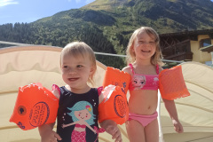 Kinder-im-Aussenwellnessbereich-Hotel-IMG_20250904_122241