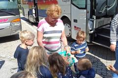 Rosmarie-und-Kinder-bei-der-SuessigkeitenpauseIMG_20250906_112820