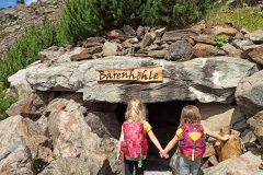 haendchenhaltende-Kinder-vor-der-Baerenhoehle-IMG_20250903_1318042