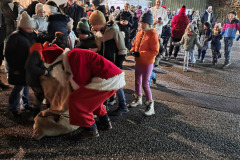 Nikolos-verteilen-Geschenke-1