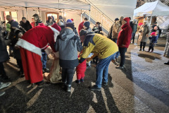 Nikolos-verteilen-Geschenke-2