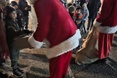 Nikolos-verteilen-Geschenke