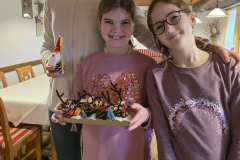 Kinder-mit-Bastelarbeiten