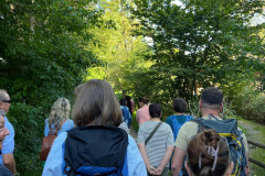 Gruppe-auf-dem-Weg-zum-Museum-WS