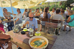 Reisegesellschaft-beim-Kaffeeklatsch-WS