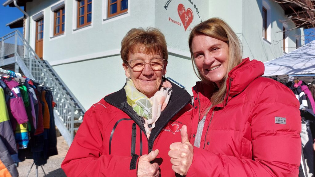 Rosmarie Baumgartner, Editha Heigermoser bei der Spendenübergabe vor dem Vereinsheim der Kinderkrebshilfe BGL+TS in Oberteisendorf.