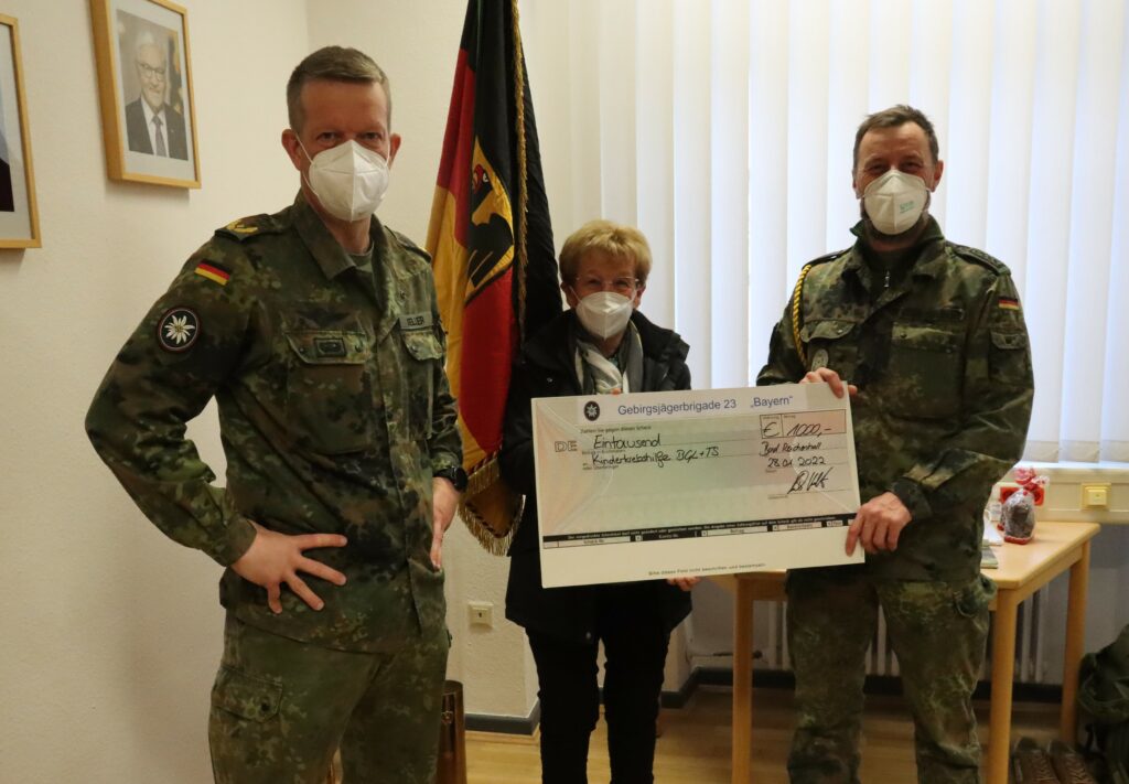 Spendenübergabe bei der Gebirgsjägerbrigade 23: Brigadegeneral Maik Keller, 1. Vorsitzende Kinderkrebshilfe BGL+TS Rosmarie Baumgartner und Oberstabsfeldwebel Jürgen Brandhuber