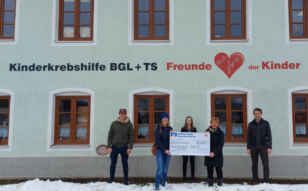 Kletzein online - Spendenübergabe live beim Vereinsheim der Kinderkrebshilfe; die Junge Liste Saalsdorf-Surheim mit Rosmarie Baumgartner