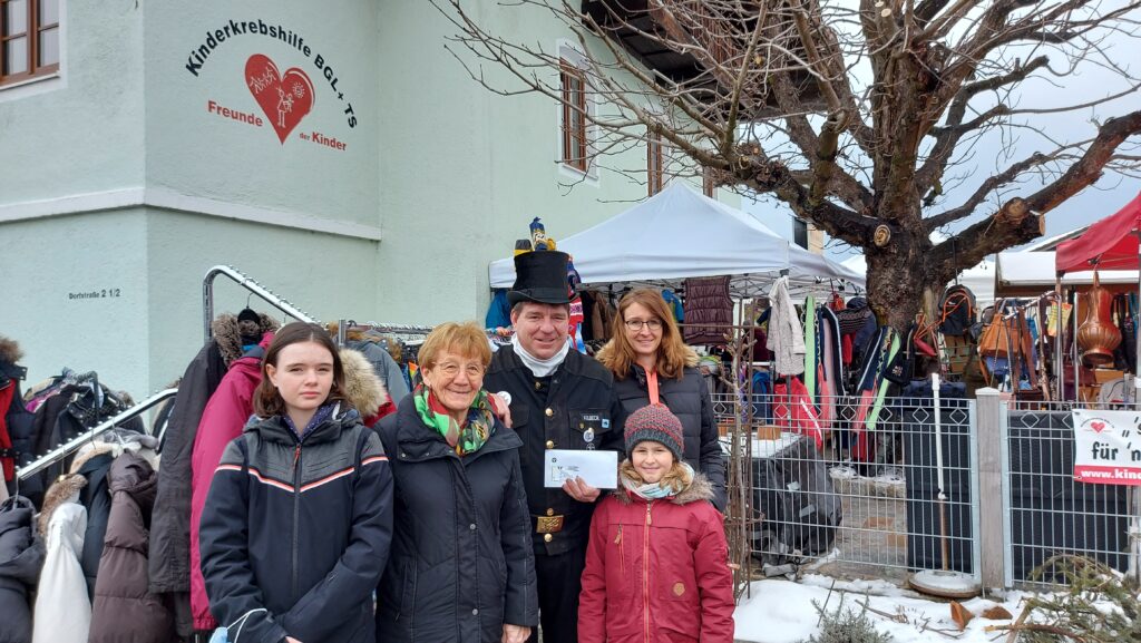 Kaminkehrermeister Stefan Kolbeck und Familie bei der Spendenübergabe für die Kinderkrebshilfe