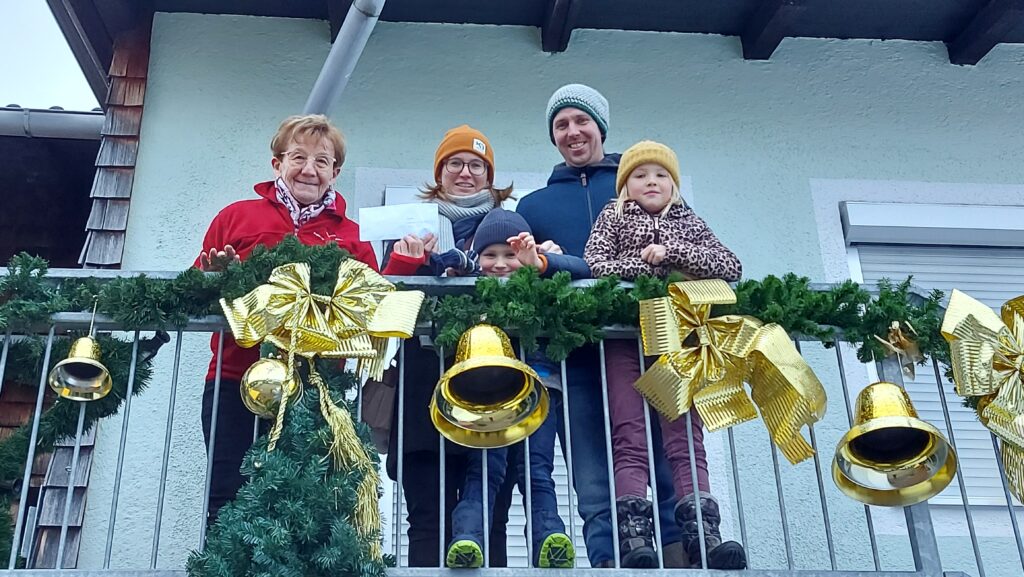 Familie Aschauer vom Hafnerkaser bei der Spendenübergabe bei der Kinderkrebshilfe in Oberteisendorf