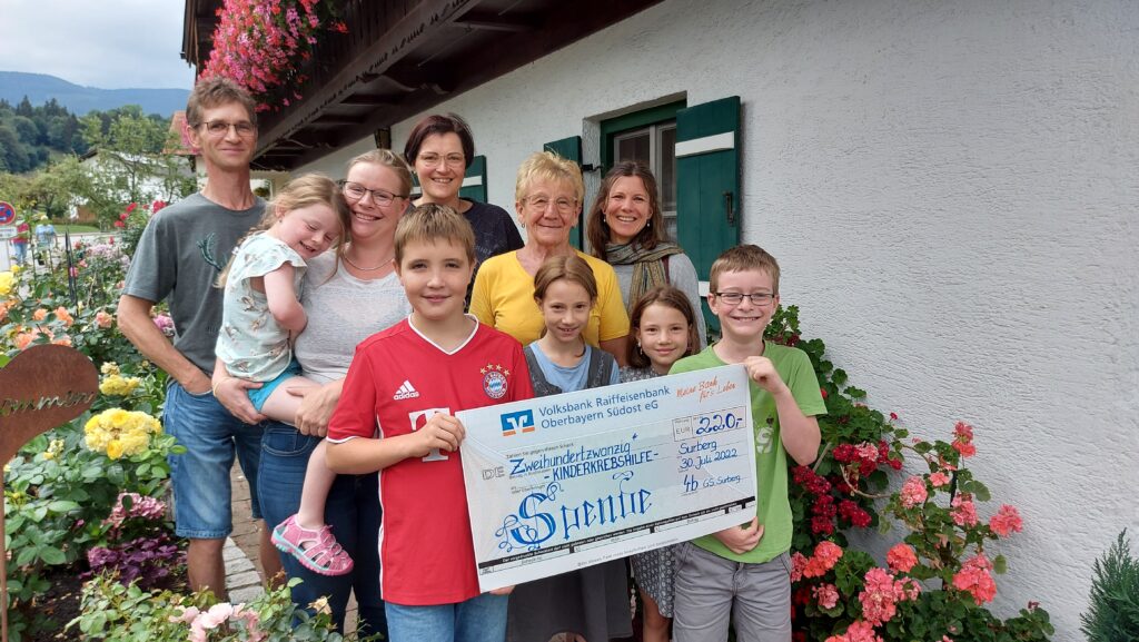 Die ehemaligen Schüler der Klasse 4b der Grundschule Surberg überreichen ihre Spende an die Kinderkrebshilfe BGL+TS.