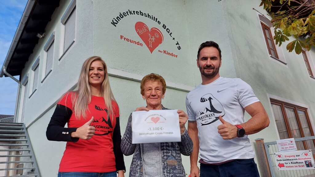 Roman Juras, Watzmann Cross Fitness Berchtesgaden, überreicht eine Spende für die Kinderkrebshilfe