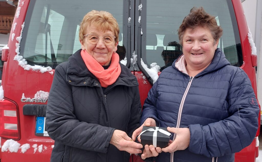 Marianne Kern überreicht 1.000 € an Rosmarie Baumgartner für die Kinderkrebshilfe BGL+TS, die sie anlässlich ihres 60. Geburtstages bekommen hatte.