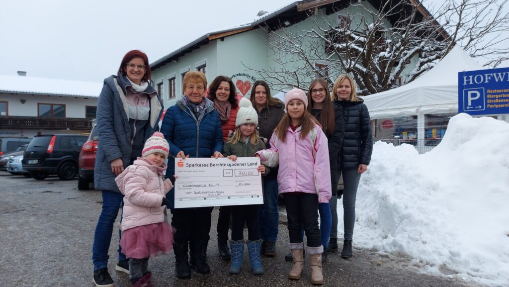 Spendenübergabe für die Kinderkrebshilfe BGL+TS: Das Team des Spielzeugmarktes Saalsdorf besucht 's Kaufhaus für 'n guadn Zweck in Oberteisendorf.