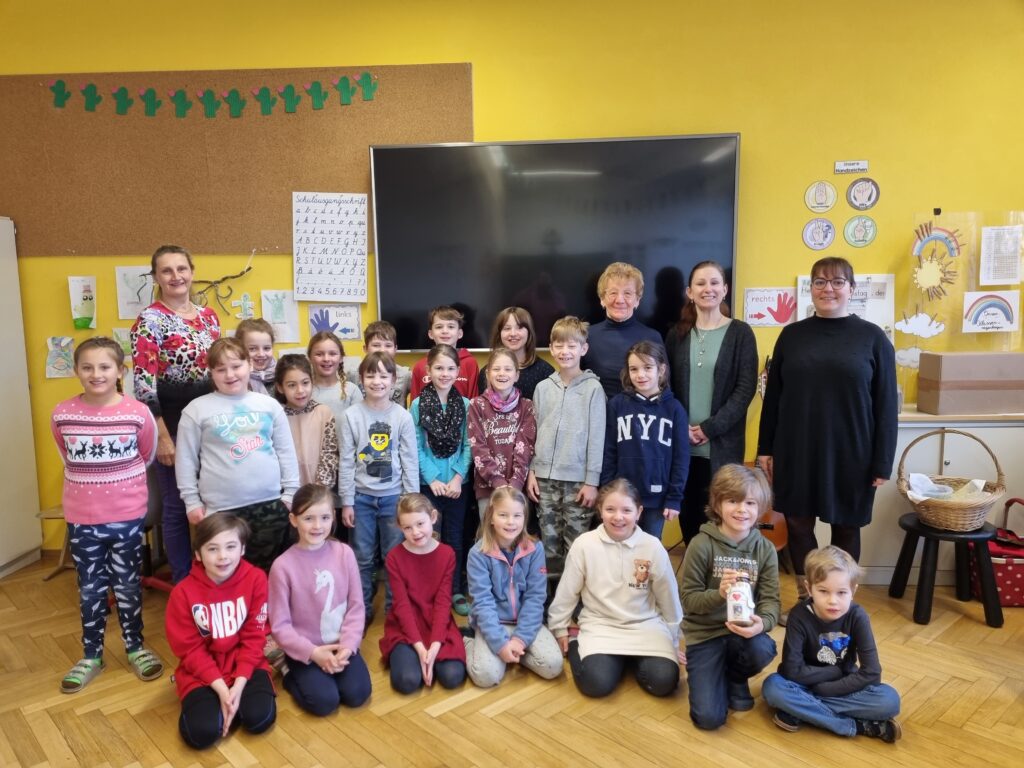 Die Klasse 2a aus Feldkirchen überreicht Rosmarie Baumgartner von der Kinderkrebshilfe BGL+TS die Spende von der "Steinmalaktion".