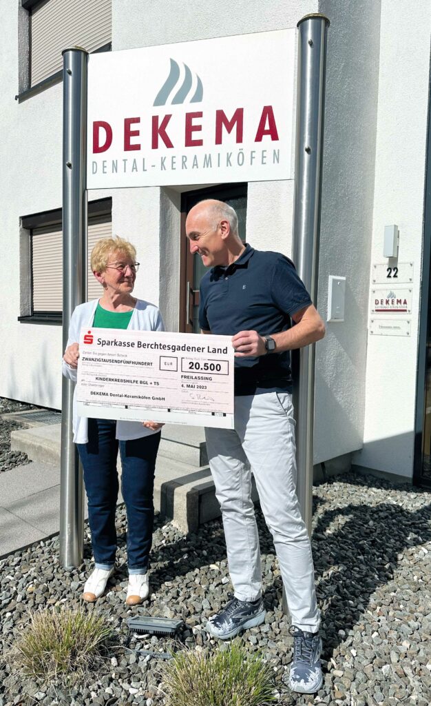 Dr. Stephan Miller, CEO der DEKEMA Dental-Keramiköfen GmbH, überreicht die Spende an Rosmarie Baumgartner, 1. Vorsitzende der Kinderkrebshilfe BGL+TS