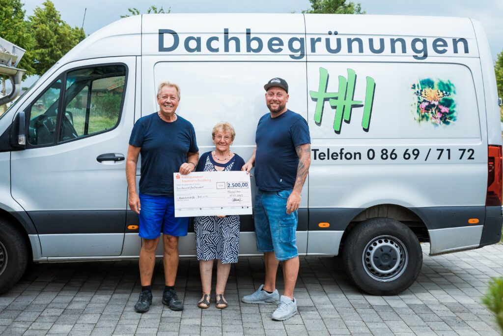 Vater und Sohn Helmdach überreichen ihre Spende an Rosmarie Baumgartner für die Kinderkrebshilfe BGL+TS.