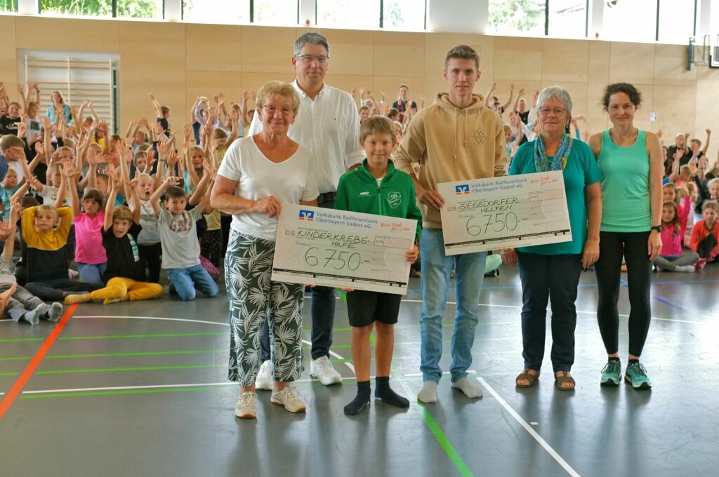 Rosmarie Baumgartner besuchte die Grund- und Mittelschule Siegsdorf, um den Spendenerlös aus dem Sponsorenlauf für die Kinderkrebshilfe BGL+TS entgegenzunehmen.