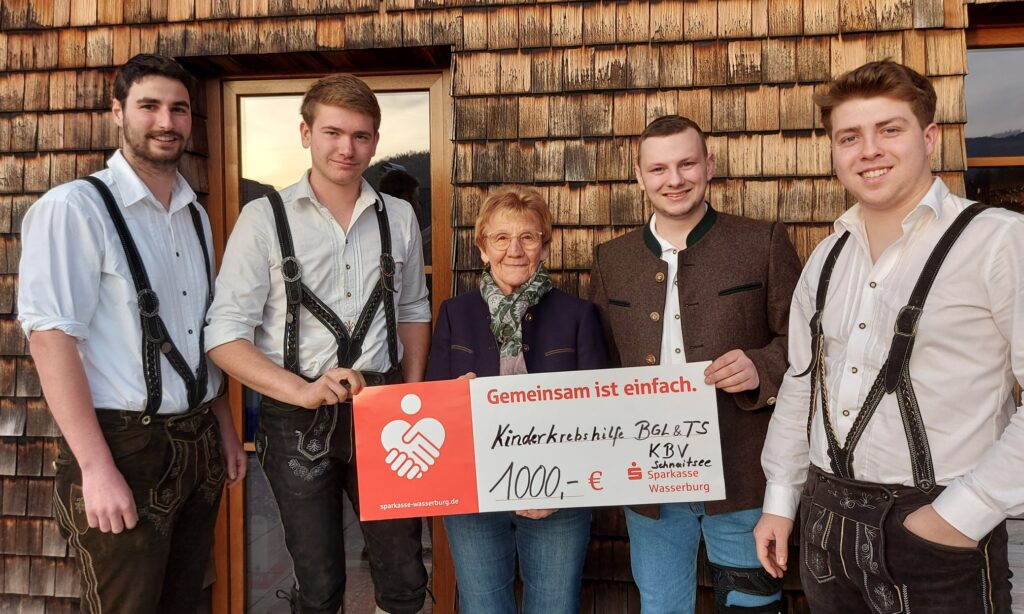 Vier Burschen des Schnaitseer Burschenvereins überreichen ihre Spende für die Kinderkrebshilfe BGL+TS an Rosmarie Baumgartner.