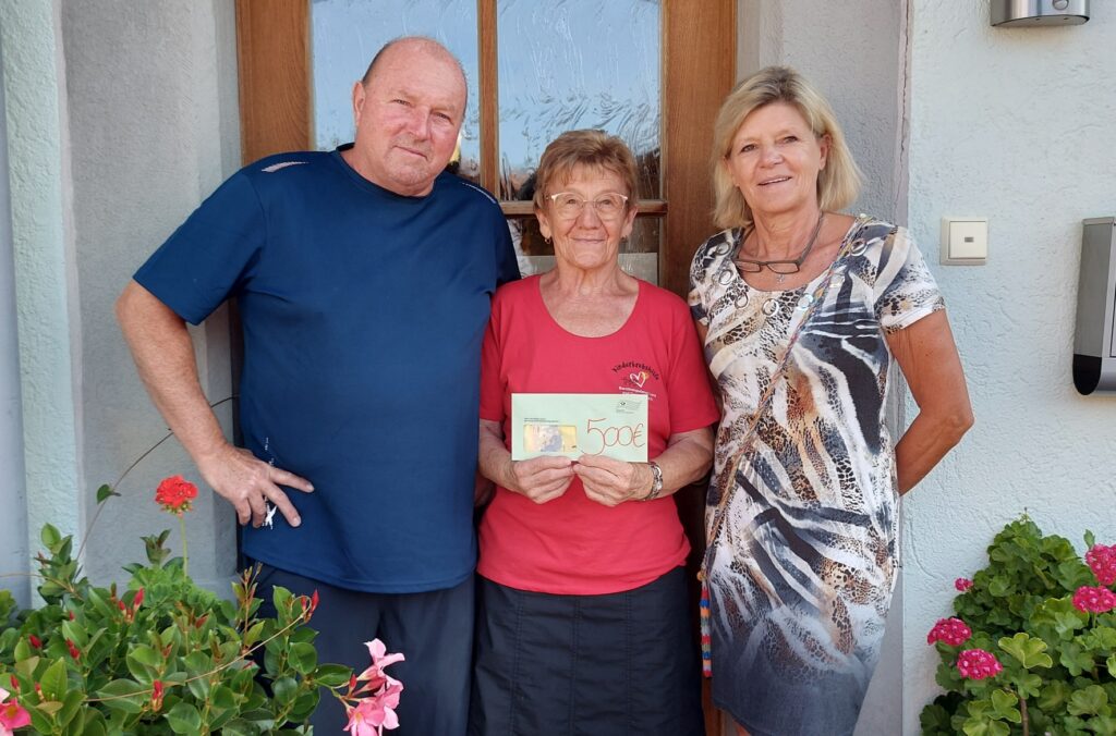 Erika u. Fritz Maier mit Rosmarie Baumgartner bei der Spendenübergabe für die Kinderkrebshilfe BGL+TS, vor dem Kaufhaus für 'n guadn Zweck in Oberteisendorf.