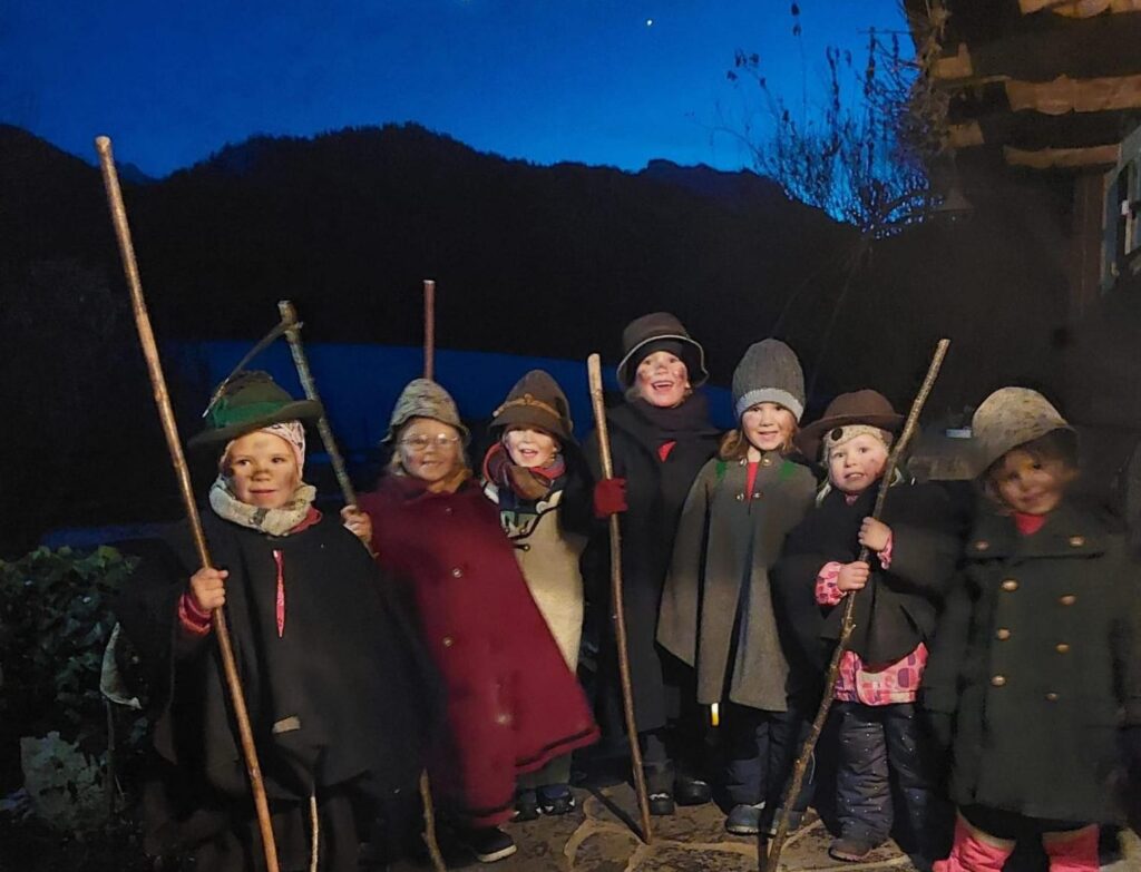 Anna (5 Jahre), Rosmarie (5 Jahre), Elisa (4 Jahre), Magdalena (5 Jahre), Sophie (5 Jahre), Heidi (3 Jahre), Josefa (3 Jahre) und Leonhard (3 Jahre), der leider nicht auf dem Foto zu sehen ist, sind als Hirtenkinder verkleidet - so sind sie von Haus zu Haus gezogen, haben gesunden und ein Gedicht aufgesagt. Dafür haben sie Süßigkeiten und Geld bekommen - letzteres haben sie nun für die betreuten Kinder der Kinderkrebshilfe BGL+TS gespendet.