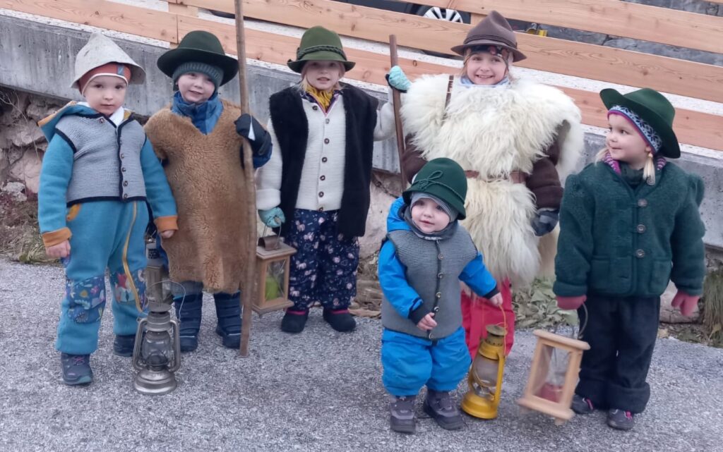 Die Ramsauer Klöcklsinger: unterwegs: Verena (2 Jahre), Wolfi (3 Jahre), Maria (3 Jahre), Heidi (5 Jahre), Lisa (3 Jahre) und vorne Rosalie (1 Jahr)