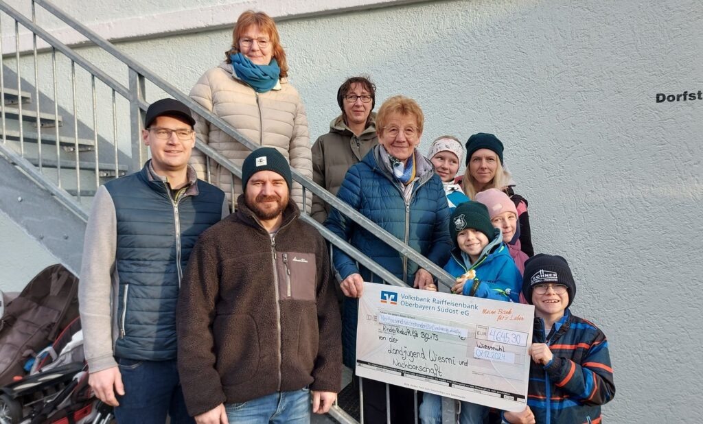 In Vertretung für alle Helfer*innen und Organisator*innen fanden sich in Oberteisendorf ein: (vorne) Tom und Martin, (hinten) Susi, Sandra, Rosmarie Baumgartner, Anika, Jakob, Steffi, Emma, Dominik, um ihre Spende für die Kinderkrebshilfe BGL+TS zu überreichen.