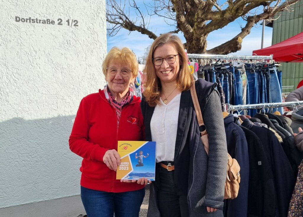 Maria Maier überreicht beim Kaufhaus für'n guadn Zweck der Kinderkrebshilfe BGL+TS die Spende des Theaterspieler des Trachtenvereines Edelweiß Roth Kirchanschöring an Rosmarie Baumgartner.