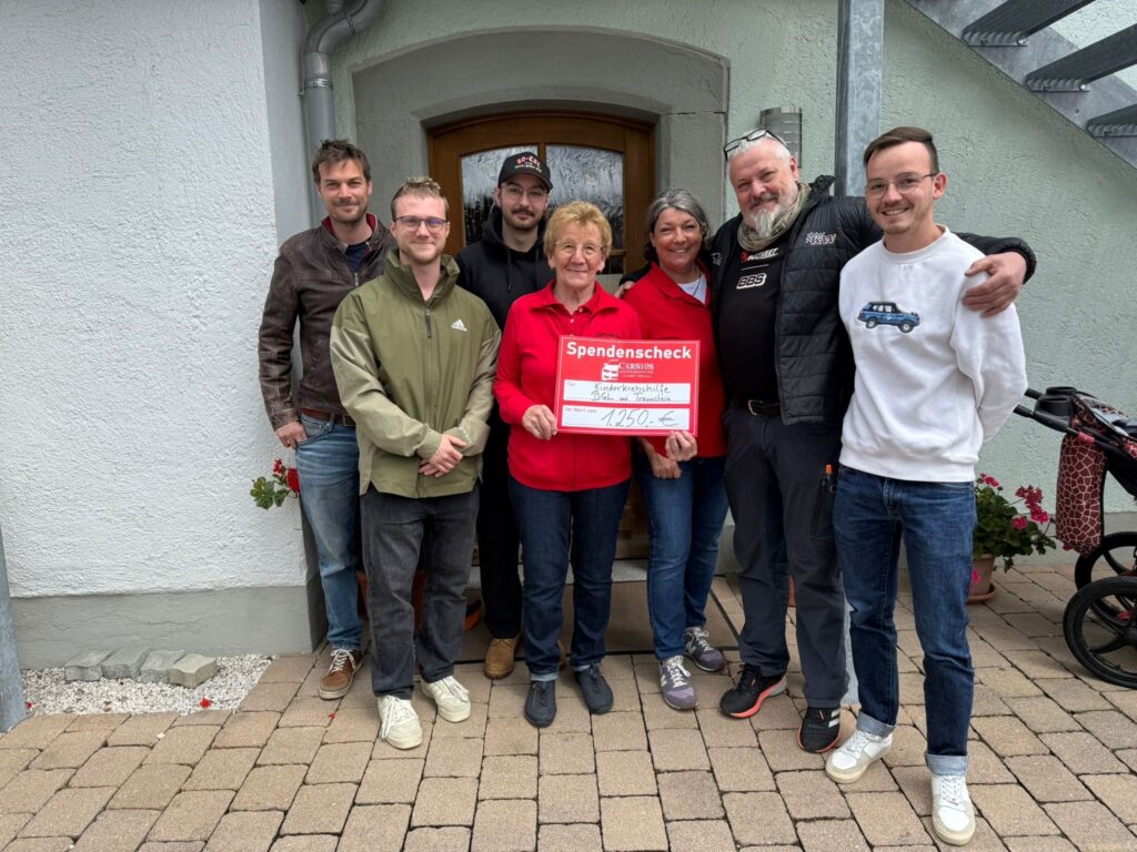 Auf dem Foto von links: Johannes Lindner, Alexander Emmer, Niklas Bisiok, Rosmarie Baumgartner und Hanna Posch (1. und 2. Vorsitzende Kinderkrebshilfe BGL+TS), Carsten Gehrke, Manuel Zeilnhofer bei der Spendenübergabe vor dem Kaufhaus für'n guadn Zweck in Oberteisendorf