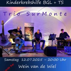 Hier steht das Plakat zum Benefizkonzert. Man sieht das "Trio Surmonte" bei einem Auftritt im Kellergewölbe der Weinhandlung Van de Wiel (Stefan an der Gitarre, Franz am Cajon und Andreas an der elektrischen Zitter). Folgenden Text gibt es hier zu lesen: Benefizkonzert zugunsten der Kinderkrebshilfe BGL+TS, Trio SurMonte, Samstag 12.07.2025, 20 Uhr, Eintritt frei.
