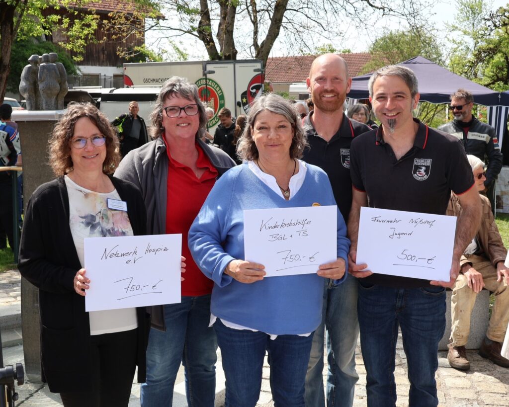 Gruppenfoto Spendenübergabe: Vorsitzende Monika Röder überreichte je 750 € an Cornelia Pöhlmann vom Netzwerk Hospiz und Hanna Posch von der Kinderkrebshilfe BGL+TS sowie 500 € an Martin Zimmermann und Andreas Götzinger von der Freiwilligen Feuerwehr Nußdorf für die Jugendfeuerwehr. (Foto: Volk)