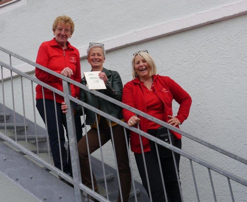 Spendenübergabe mit Rosmarie Baumgartner, Vroni Schuh und Gitti Aicher auf der Außentreppe des Vereinsheims der Kinderkrebshilfe BGL+TS in Oberteisendorf.