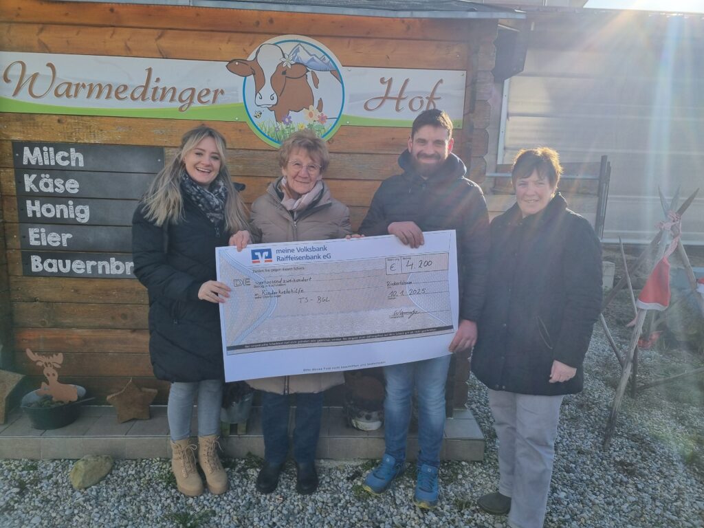 Das Team des Warmedinger Hofs überreicht den Spendenscheck an Rosmarie Baumgartner für die Kinderkrebshilfe.