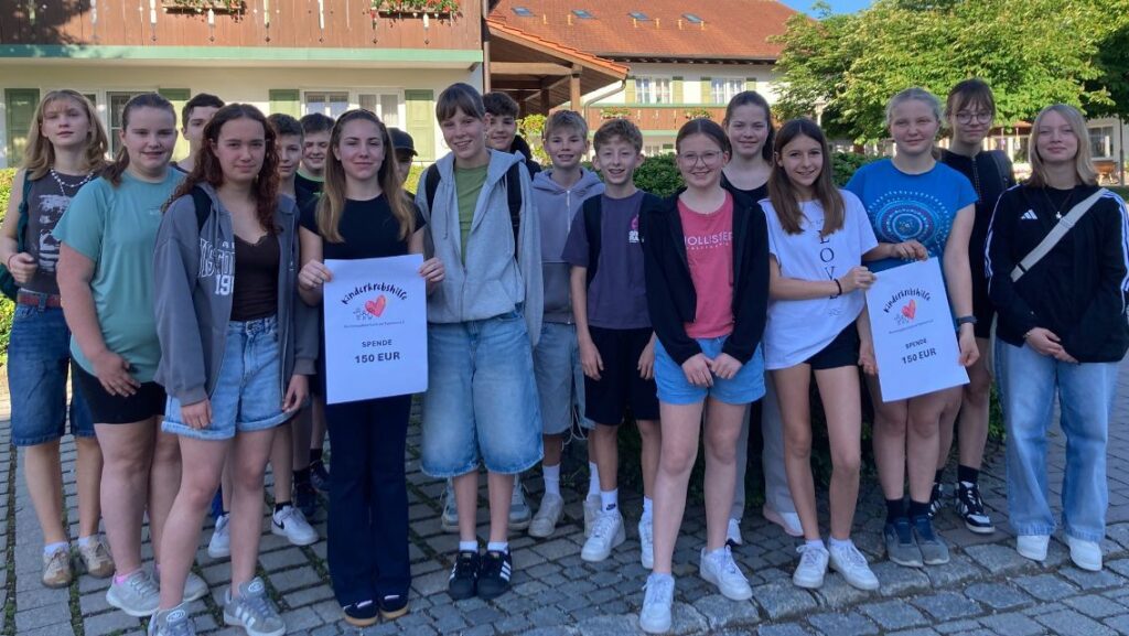 Auf dem Foto sieht man die Firmlinge Nußdorf - sie halten ein Plakat mit dem Logo der Kinderkrebshilfe und dem Höhe des Spendenbetrags: 150 €.