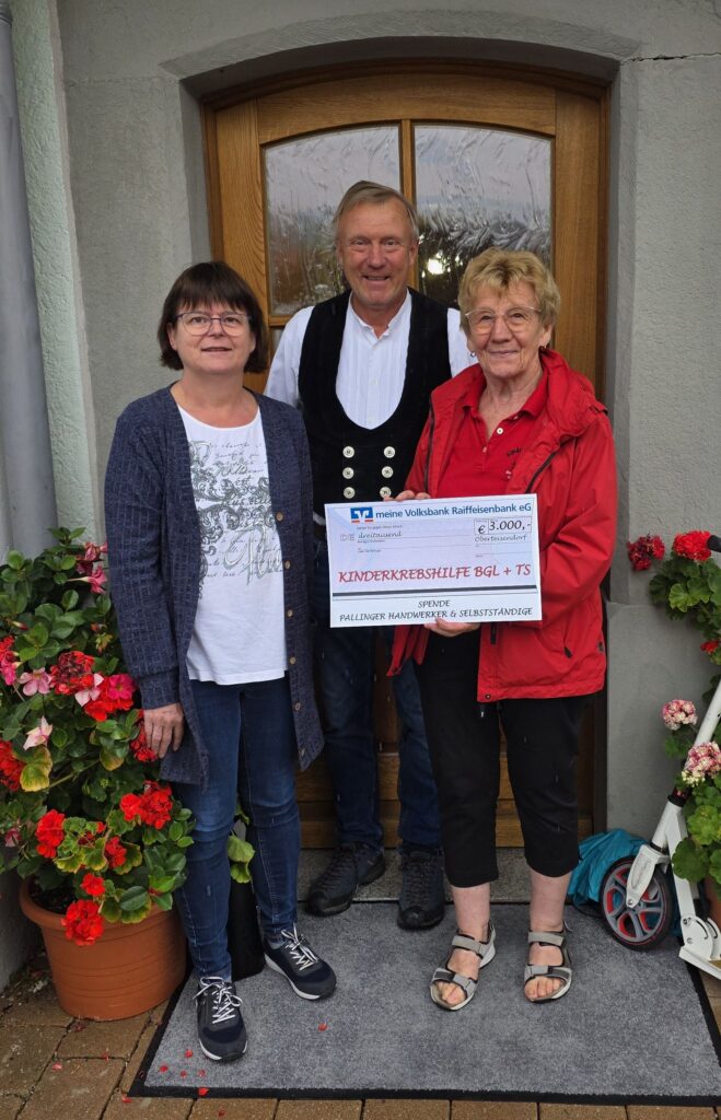 Ludwig Hartl und Stephanie Embacher von den Pallinger Handwerkern und Selbständigen überreichen den Spendenscheck an Rosmarie Baumgartner für die Kinderkrebshilfe BGL+TS.