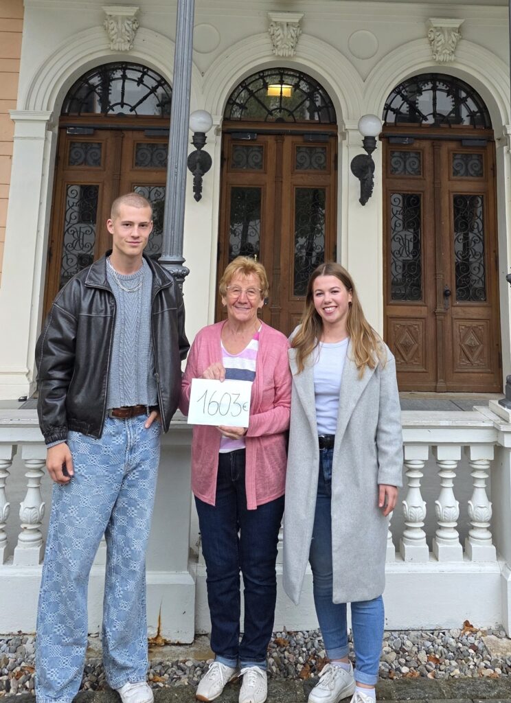 Foto von der Spendenübergabe Karlsgymnasium Bad Reichenhall